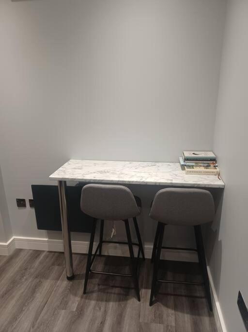 Beautiful Masons Hideaway Studio Apartment Bridgend  Exterior photo
